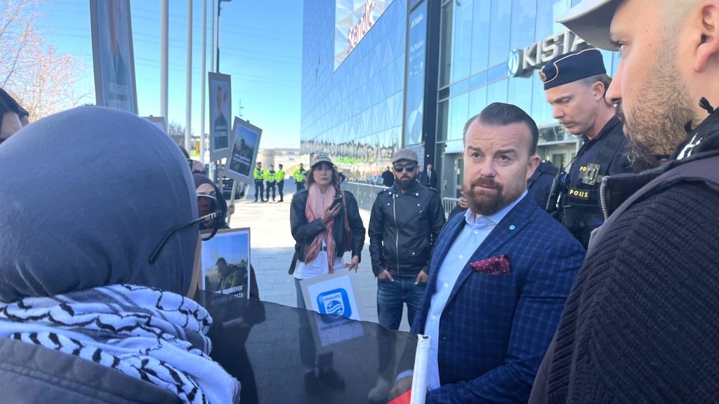 En man presenterar sig som Goran och meddelar att Vashkover inte är på mässan den här dagen.