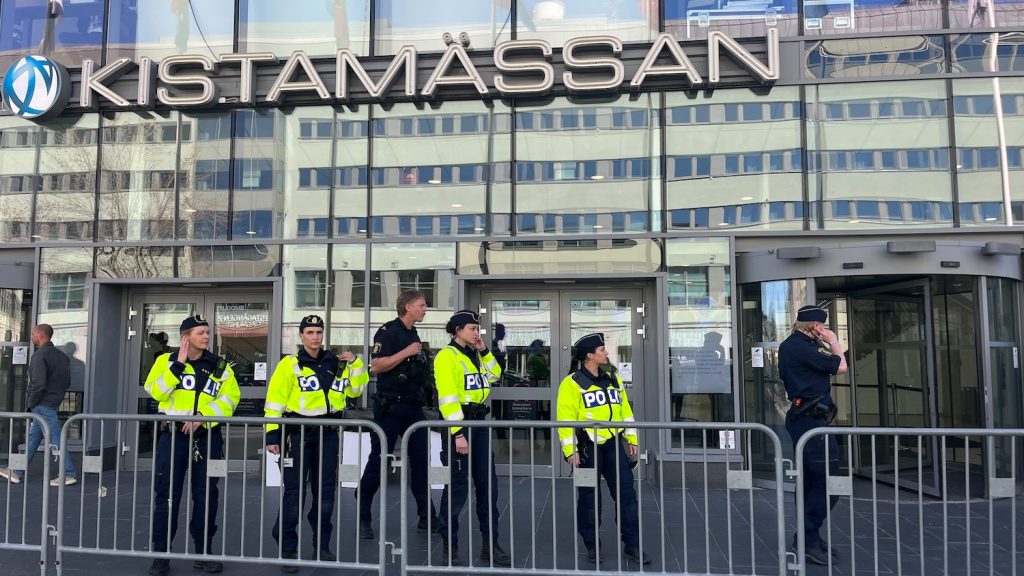 Poliser utanför Kistamässan.