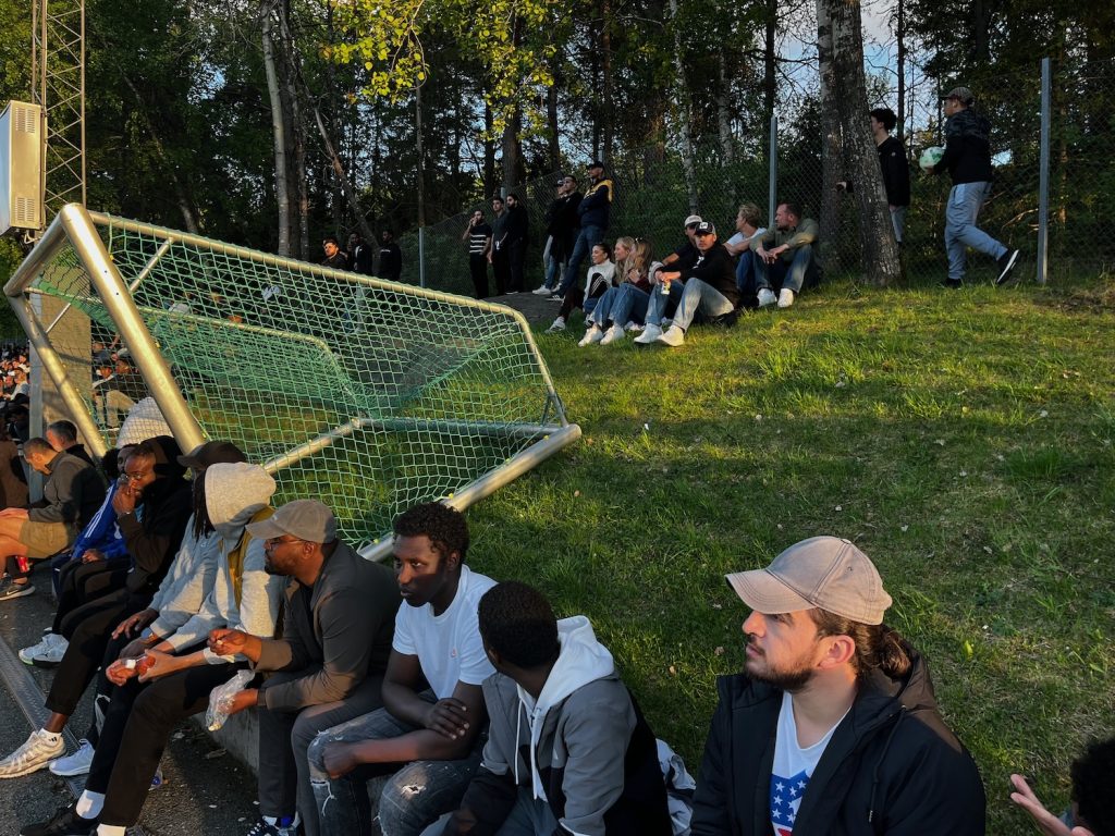 Folk satt överallt, bänkarna räcker inte till.