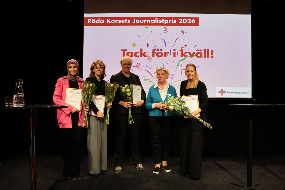 Röda Korsets Journalistpris 2026, vinnarna på scenen.
