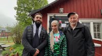 Tre pesoner utanför ingången till Husby Gård.