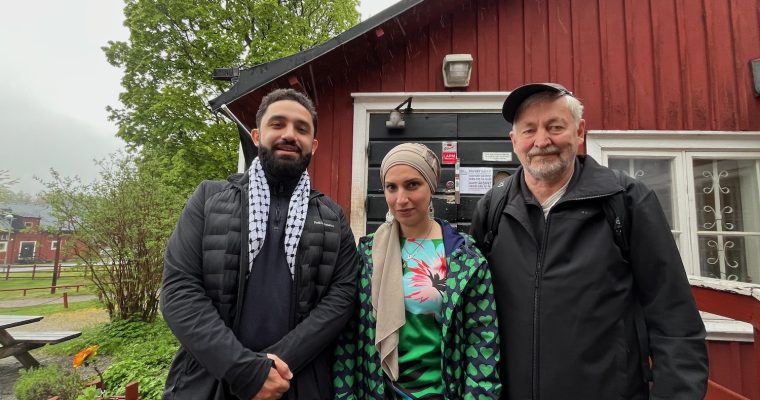 Tre pesoner utanför ingången till Husby Gård.
