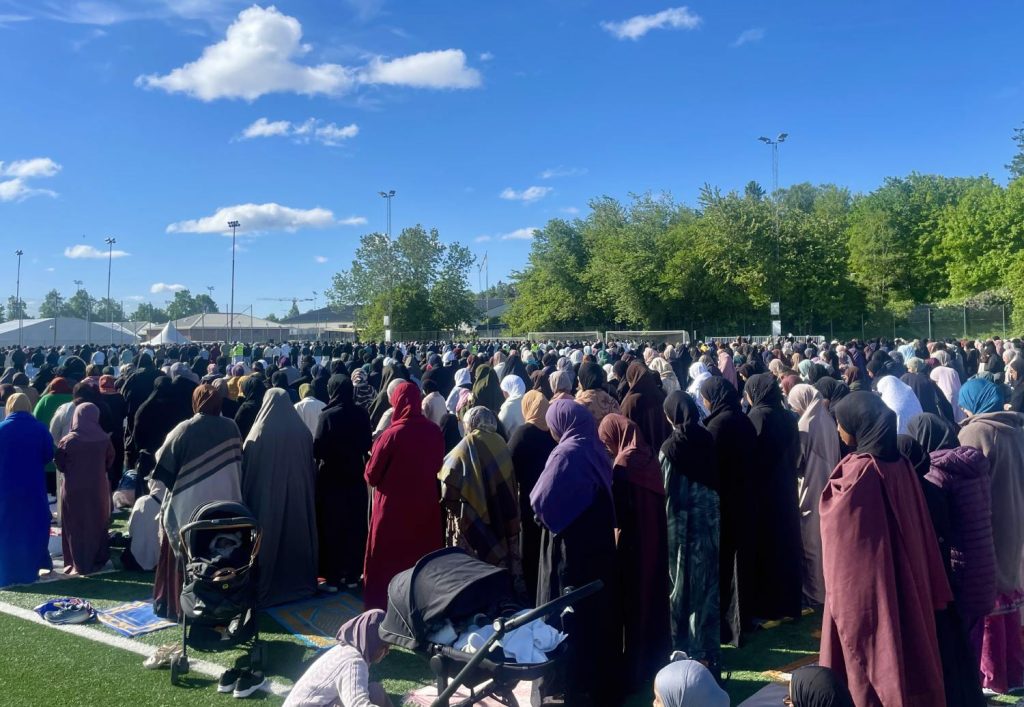 Kvinnor som ber eid-bön på en fotbollsplan