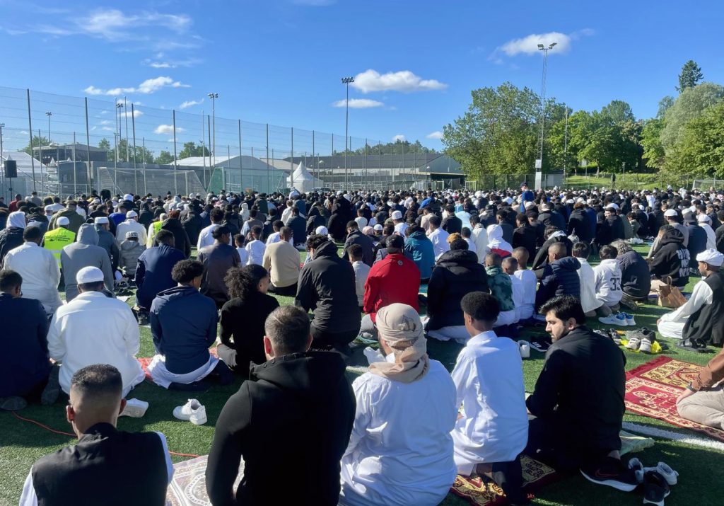 Män som ber eid-bön på en fotbollsplan
