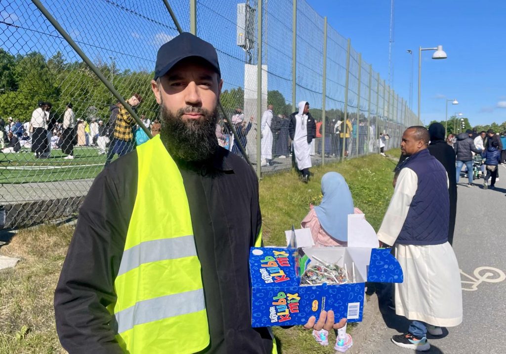 RAmsis "Moosa" Assal delade ut godisklubbor. 