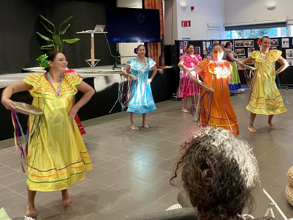 Boliviansk dans i Folkets Husby