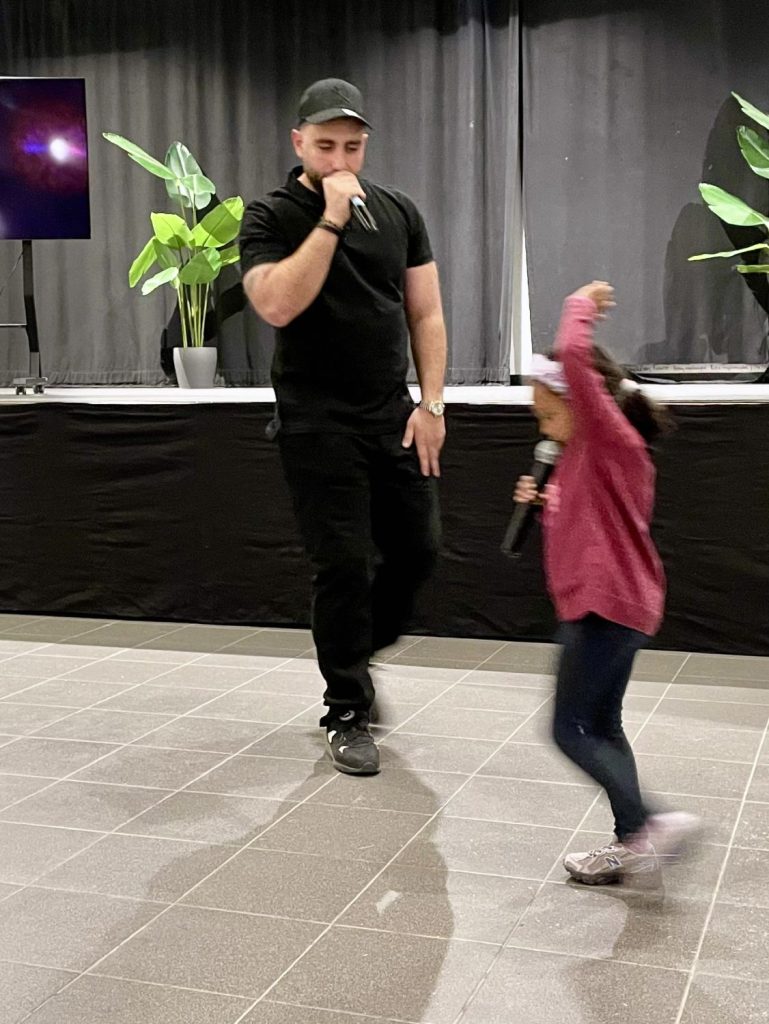 Keya Turan uppträdde och fick uppbackning av ett barn