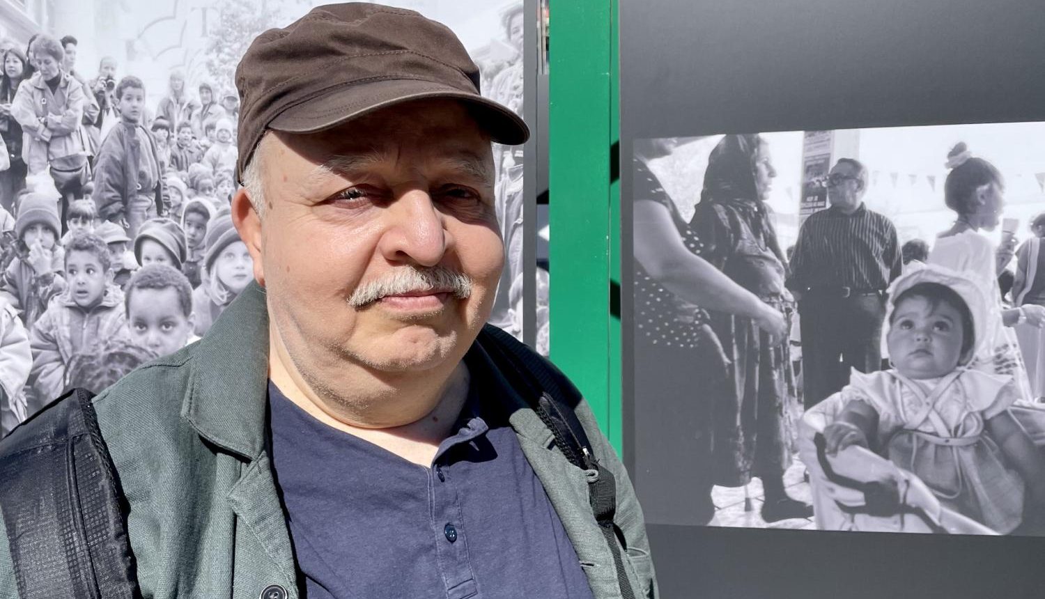 Ekmel Altay framför sina fotografier