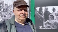 Ekmel Altay framför sina fotografier