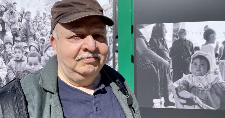 Ekmel Altay framför sina fotografier