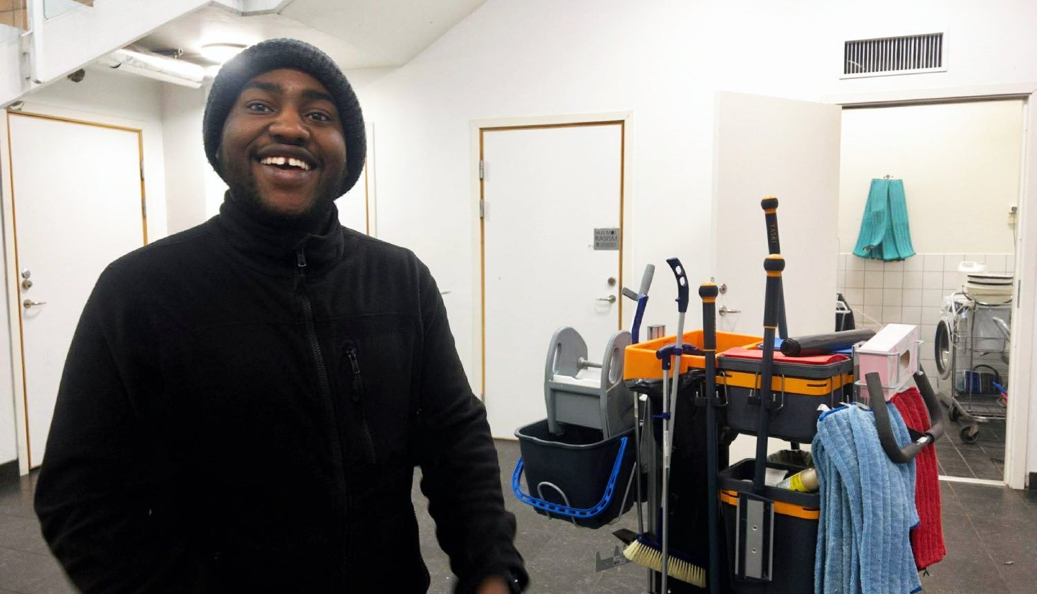 Hussein Hassan Nor i bottenvåningen av Rinkeby Folkets hus.
