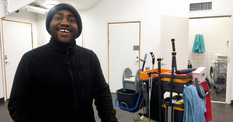 Hussein Hassan Nor i bottenvåningen av Rinkeby Folkets hus.