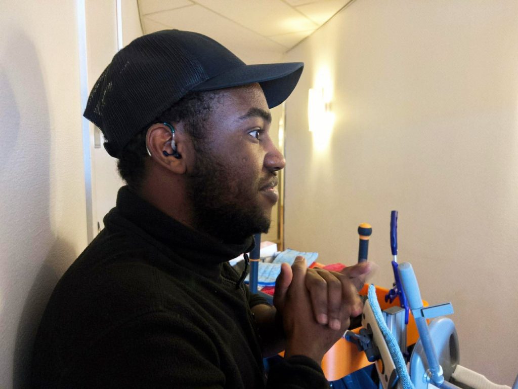 Hussein Hassan Nor brukar lyssna på musik i sin hörapparat.