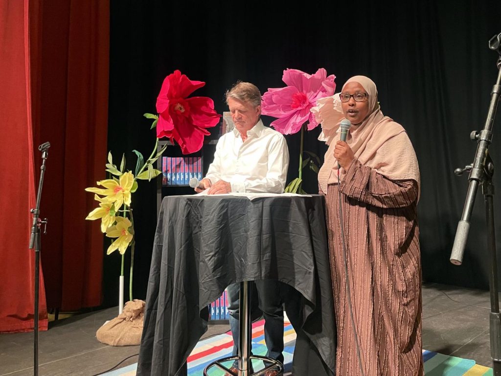 Carl Hamilton och Fardosa Omar talade på invigningen av Rinkeby Bokfestival.