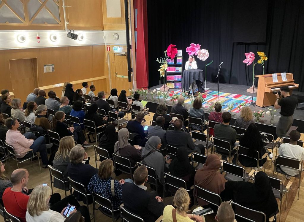 Stockholms stadsbibliotekarie Elisabeth Aquilonius på scen