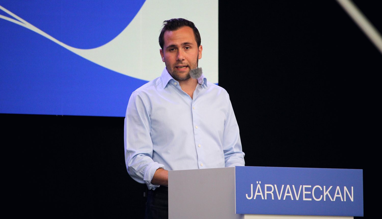 Benjamin Dousa talar på Järvaveckan
