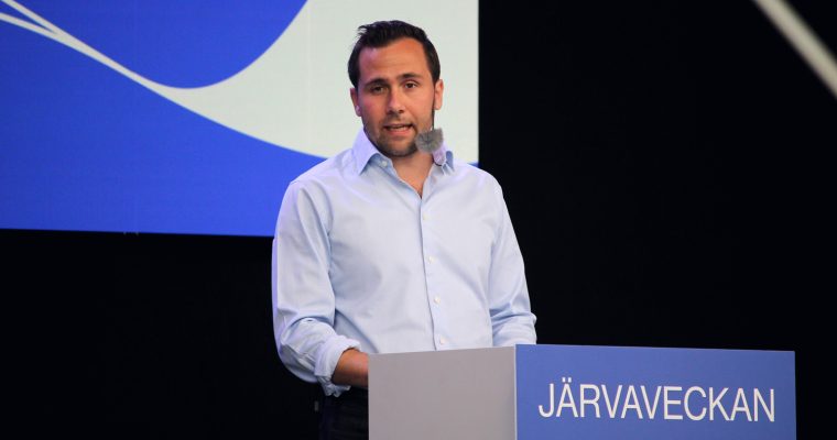 Benjamin Dousa talar på Järvaveckan