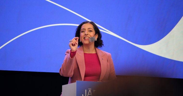 Simona Mohamsson talar på Järvaveckan