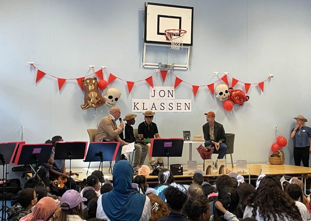 Jon Klassen intervjuades av två elever i gymnastiksalen på Hjulsta grundskola.
