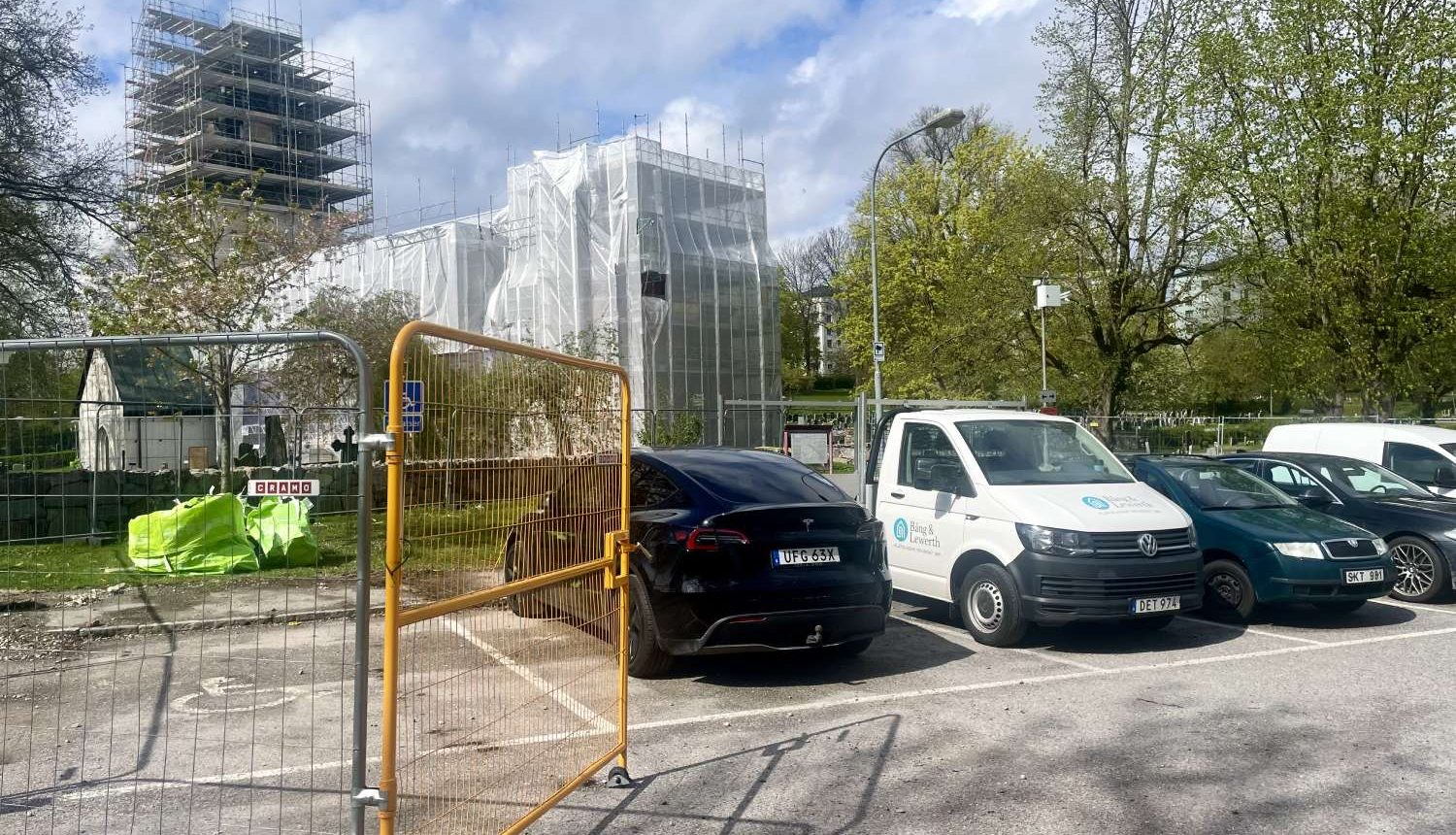Parkeringen vid Spånga kyrka är delvis avstängd