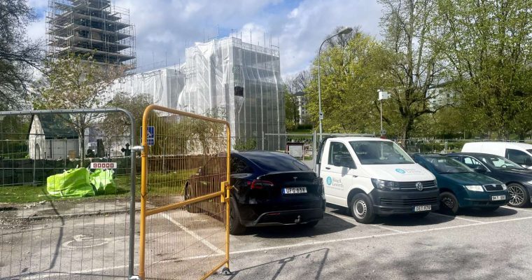 Parkeringen vid Spånga kyrka är delvis avstängd