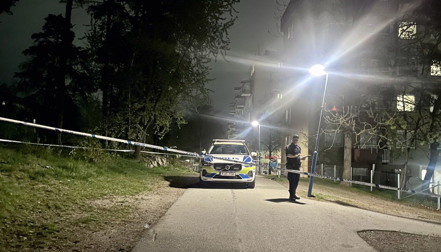 Polisen har spärrat av ett område vid Glömmingegränd i Tensta.