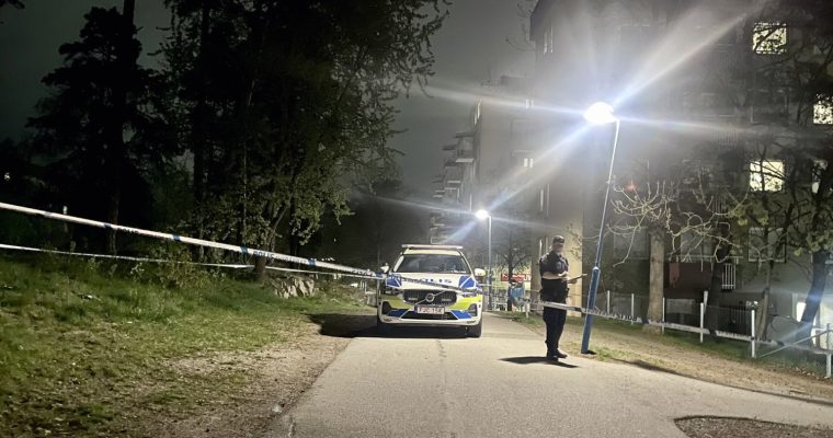 Polisen har spärrat av ett område vid Glömmingegränd i Tensta.