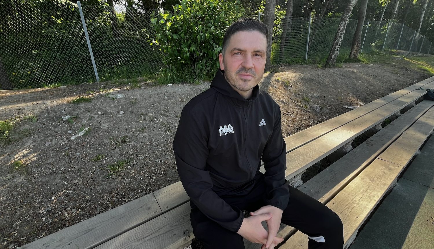 Bojan Djordjic på läktaren på Knutby BP.
