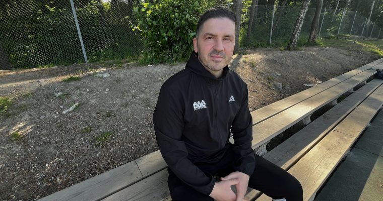 Bojan Djordjic på läktaren på Knutby BP.