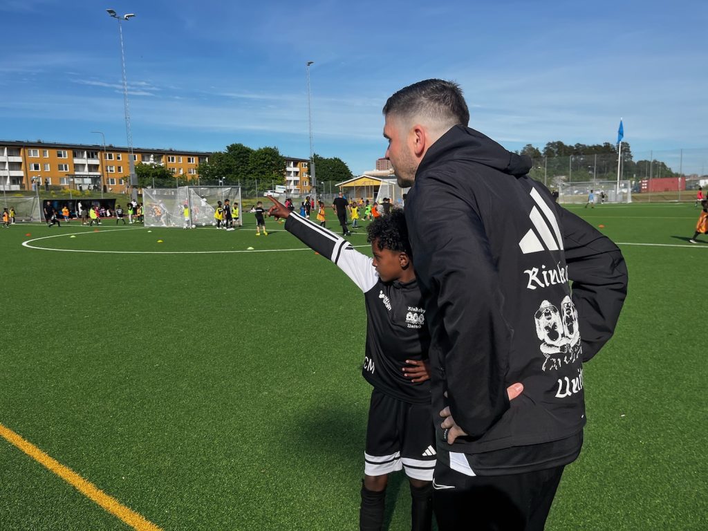 Bojan Djordjic och en ung spelare i Rinkeby Uniteds pojklag.
