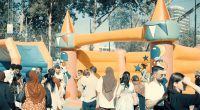 familjer roar sig vid en hoppborg