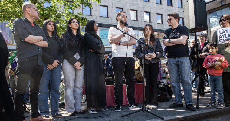 Demonstration mot tonårsutvisningarna i maj 2026.
