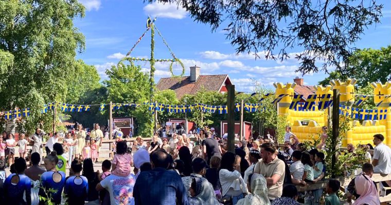 Midsommarfirande i Akalla by.