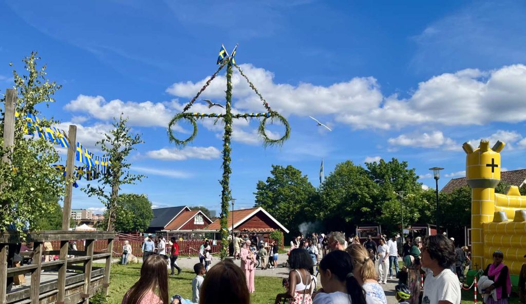 Midsommarfirande i Akalla by.