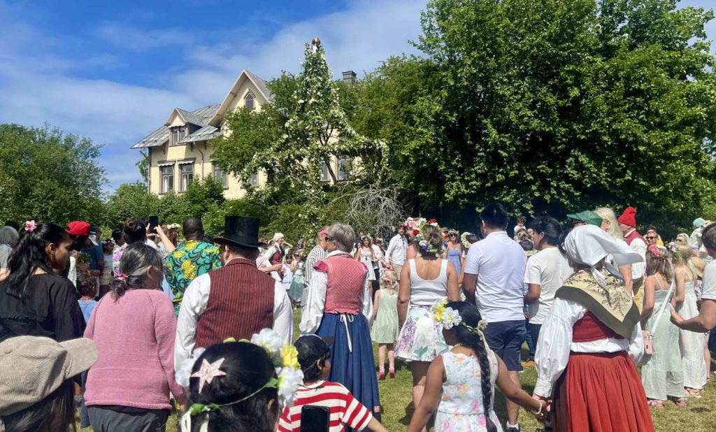 Midsommarfirande vid Spånga kyrka