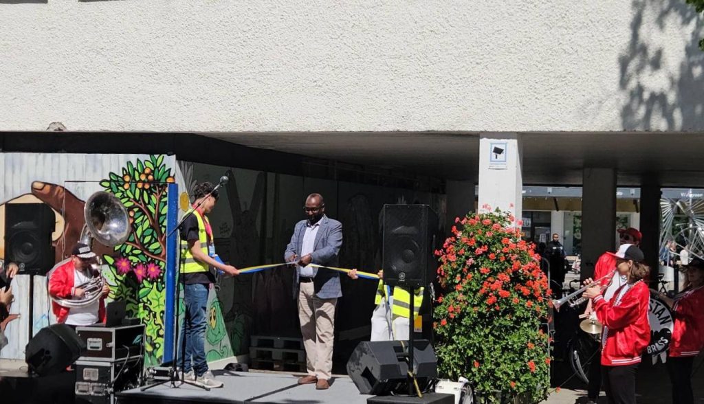 Rashid Mohammed (V) klippte band på invigningen av Sommar i järva.
