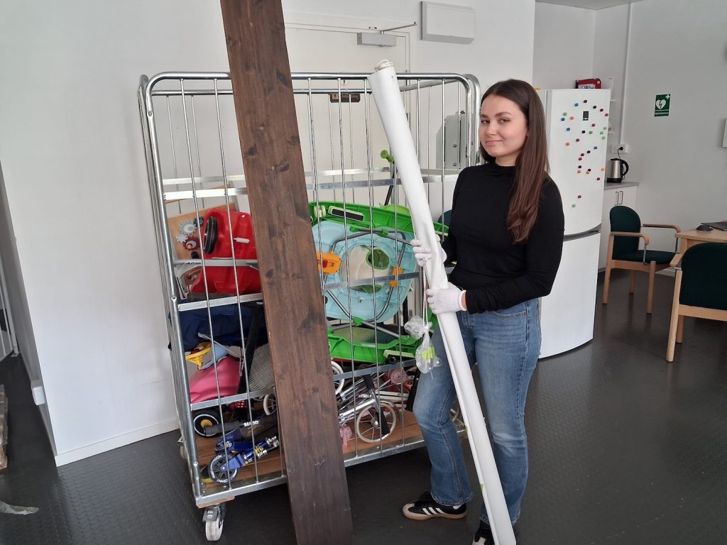 Gemma Garipova på Återbruket med material som ska bli lådbilar.