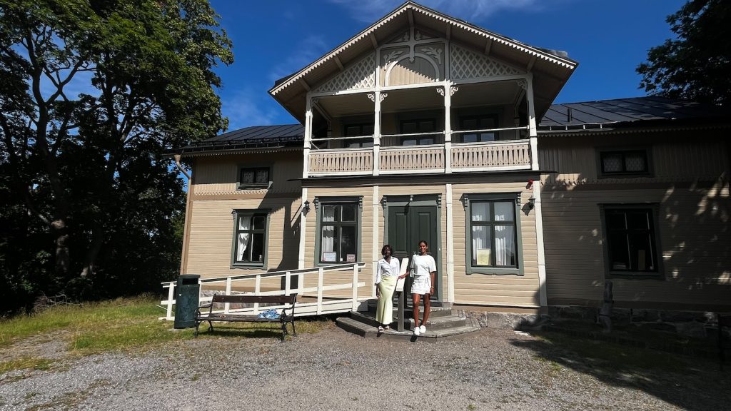 Två unga kvinnor på trappan framför villan på Eggeby gård.