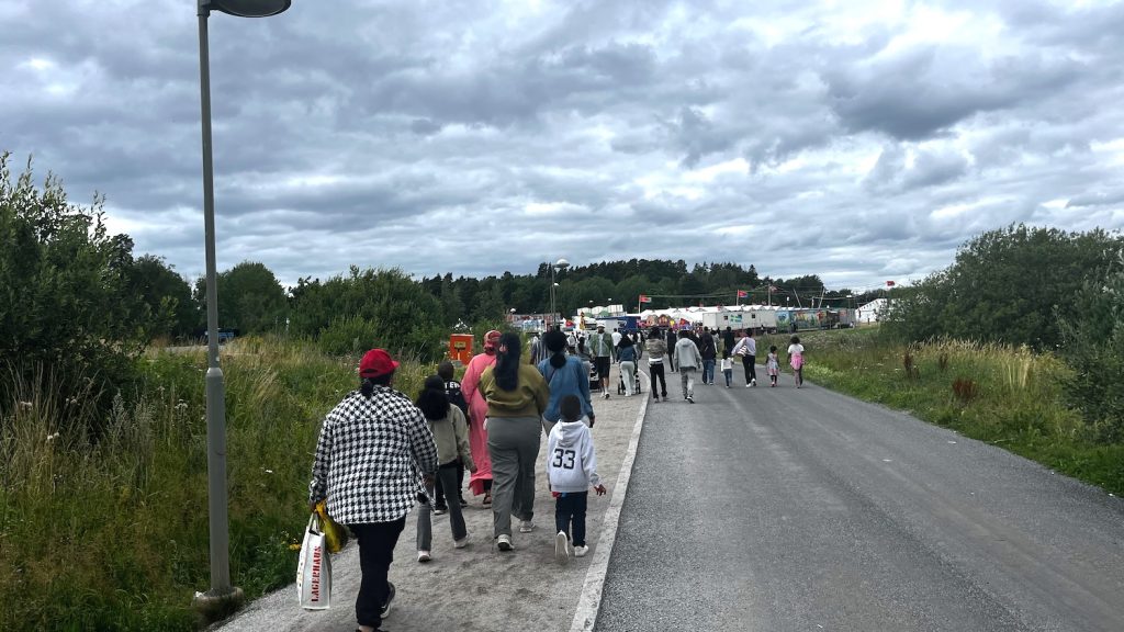 Massa människor på väg till festivalområdet på Järvafältet.