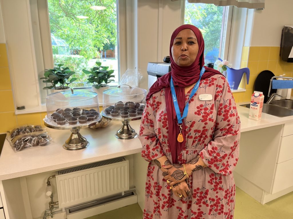 Fadomo med kakfat i Kista