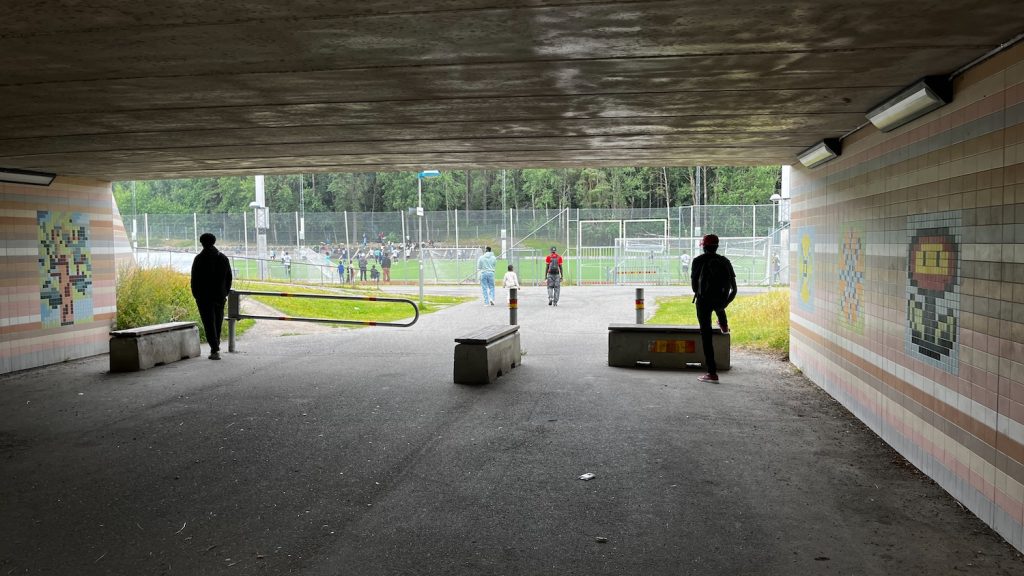 Bild från tunneln utanför Knutby, man ser fotbollsplanen lite på håll.