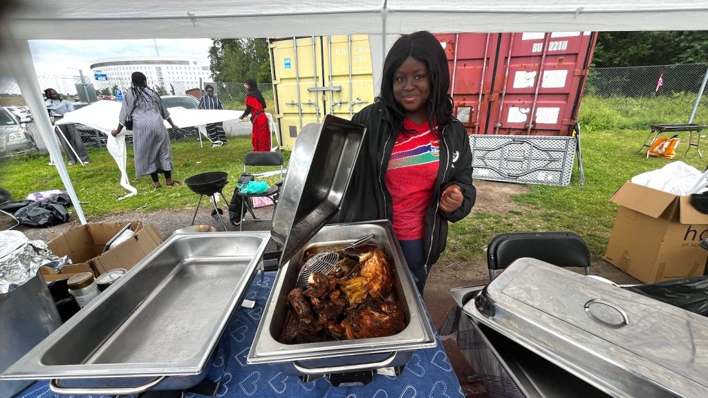 Mariama Faye säljer jollof rice,