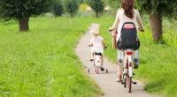 två pers cyklar bild