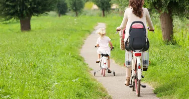 två pers cyklar bild