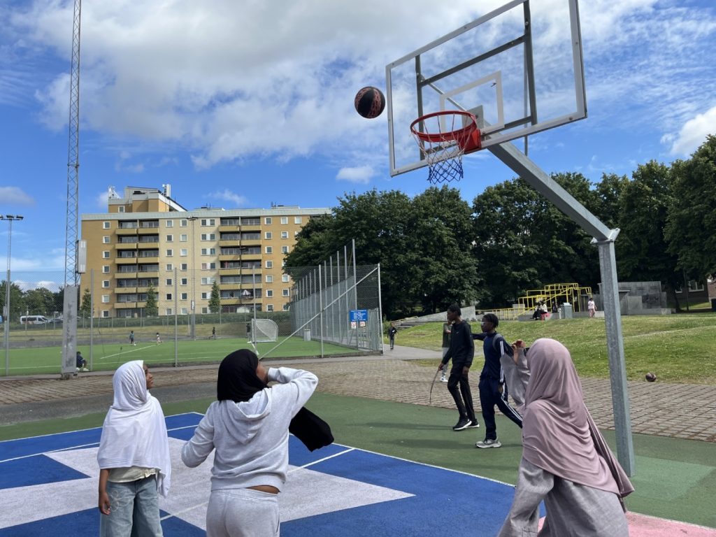 Hunaida, Hudda och en vän vid basketkorgen