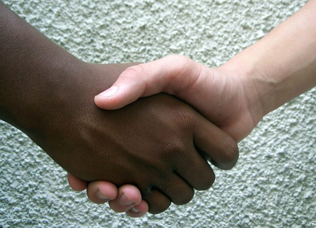 Handslag vänner Foto: Wikimedia