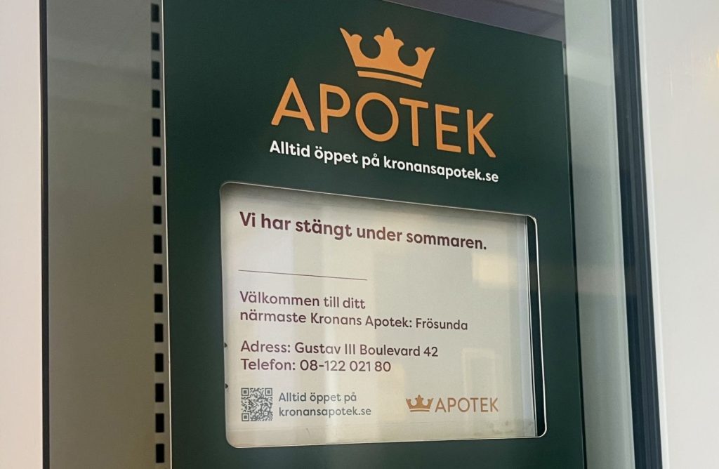 En skylt på dörren hänvisar till ägarens andra apotek i Frösunda.