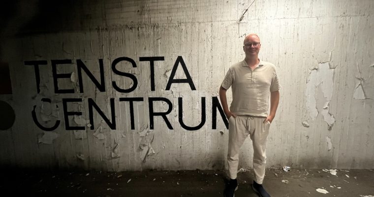 Anders Österberg (S) i parkeringshuset som staden tar över.