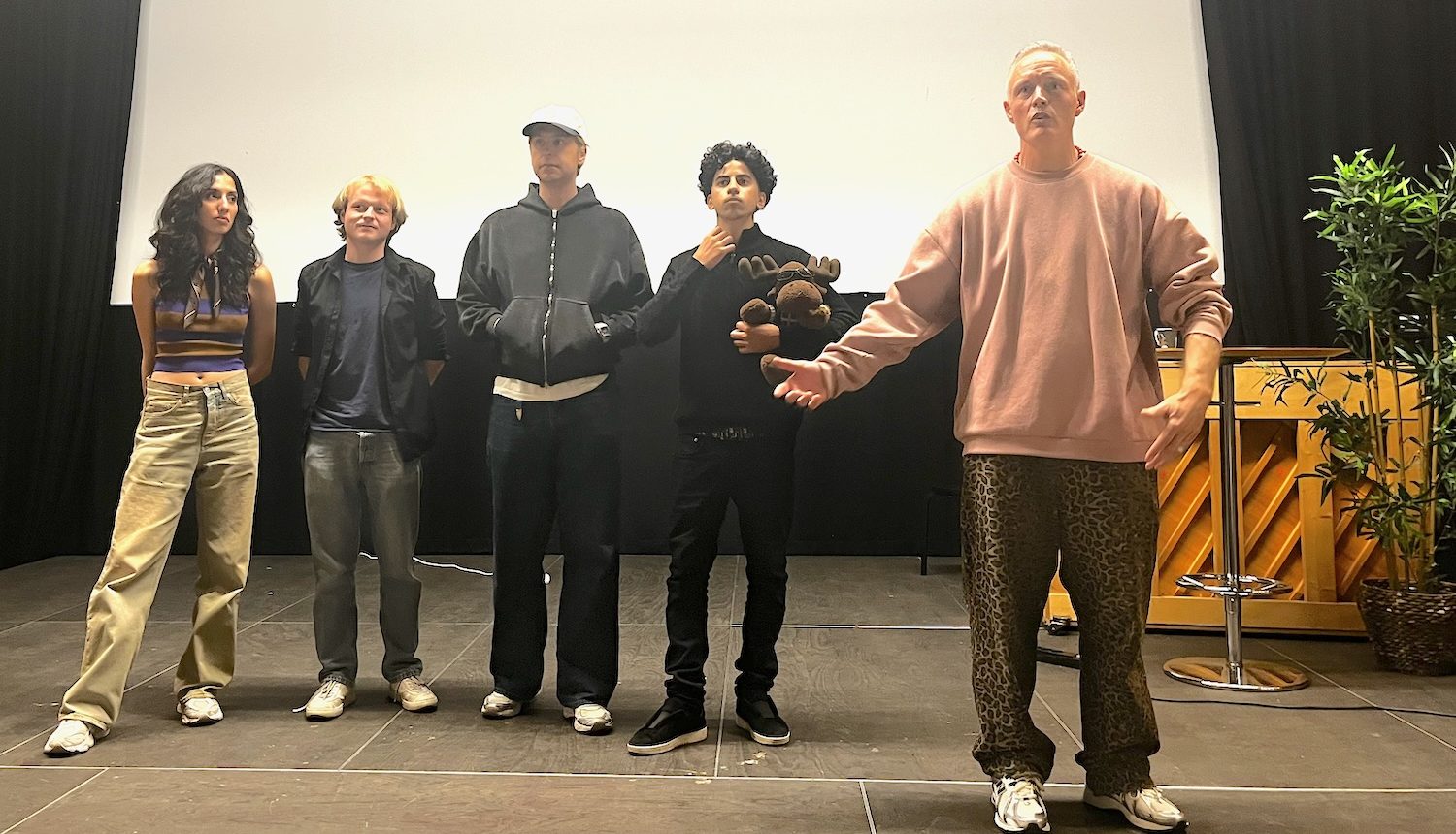 Fem personer på scenen i Rinkeby Folkets Hus. Fyra skådisar i fimen Flaggan och regissören,