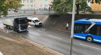 En lastbil har kört fast under en av gångbroarna på Rinkebystråket.
